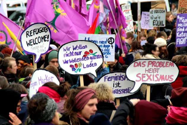 Demonstrant*innen mit Plakaten