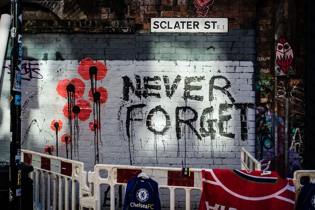 Gafitti an Backsteinwand, schwarz auf weiß geschrieben 