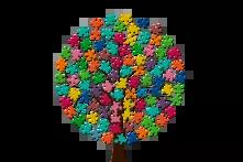 Baum mit Puzzelteilen in der Krone