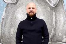 Max Wiesner vor Graffitiwand