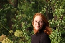 Lea Bänder vor grünem Hintergrund