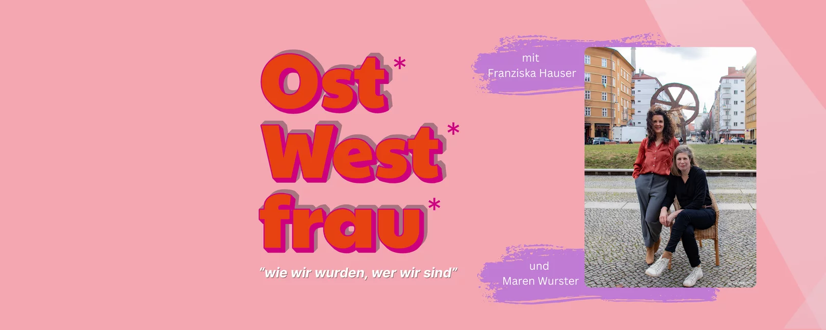 Titel des Buches auf rosa Hintergrund, recht ein Bild der beiden Autor*innen, eine sitzend auf einem Stuhl, die andere daneben stehend, auf einer straßenkreuzung im öffentlichen Raum 
