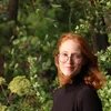 Lea Bänder Profilbild Lea Bänder vor grünem Hintergrund